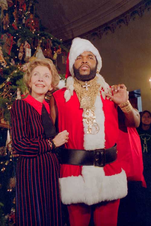 Oui c'est bien Nancy Reagan et Mr T lors du Christmas 1983 .. ho ho ho   
