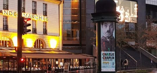Une campagne qui transforme une colonne Morris en colonne Chaplin