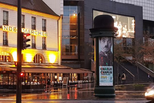 Une campagne qui transforme une colonne Morris en colonne Chaplin